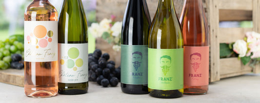 Alle Weinflaschen der Reihen Château Franz und Franz nebeneinander