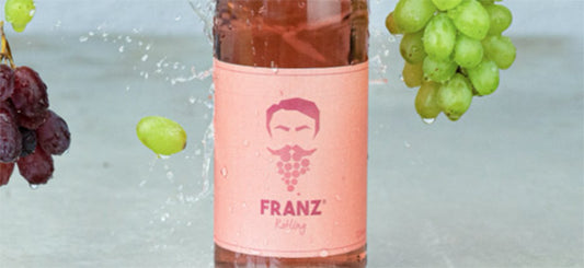 Franz Rotling mit dunklen und hellen Weintrauben