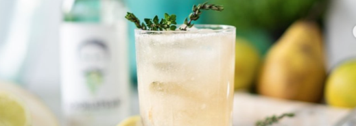 Cocktailglas mit Schorlefranz Weißweinschorle und Birne