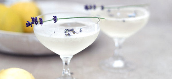 Cocktailgläser mit Schorlefranz Weißweinschorle und Lavendel