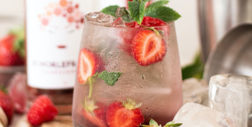 Cocktailglas mit Schorlefranzi Roséschorle, Erdbeeren und Minze