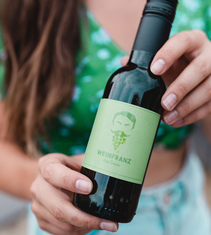 FRANZ: Fruchtiger veganer Weißwein in Miniflaschen